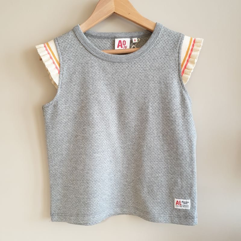 AO76 T.Shirt fille coton gris perforé