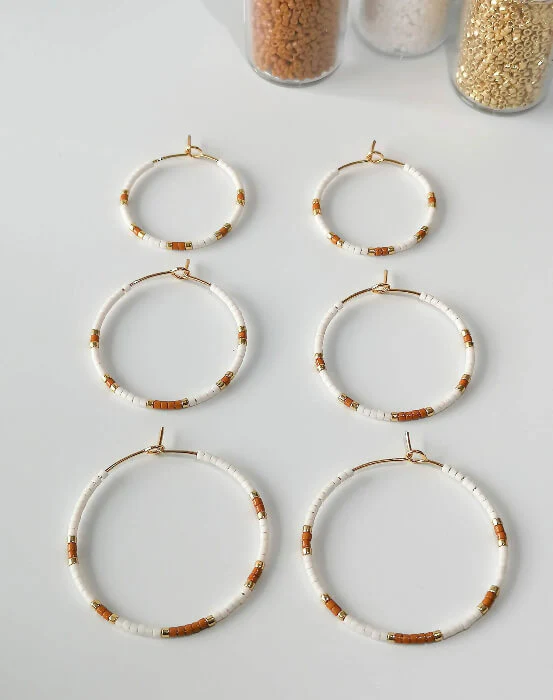 Créoles artisanales camel | Perles de verre & acier inox | Style bohème chic – Image 3