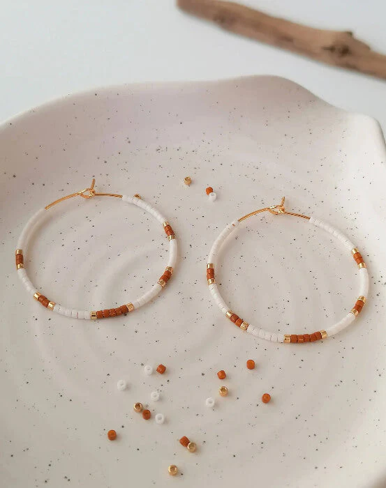 Créoles artisanales camel | Perles de verre & acier inox | Style bohème chic – Image 2