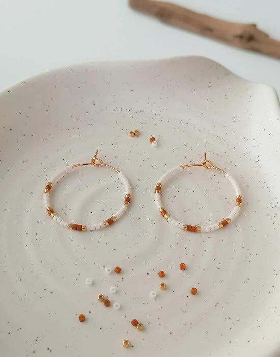 Créoles artisanales camel | Perles de verre & acier inox | Style bohème chic – Image 5