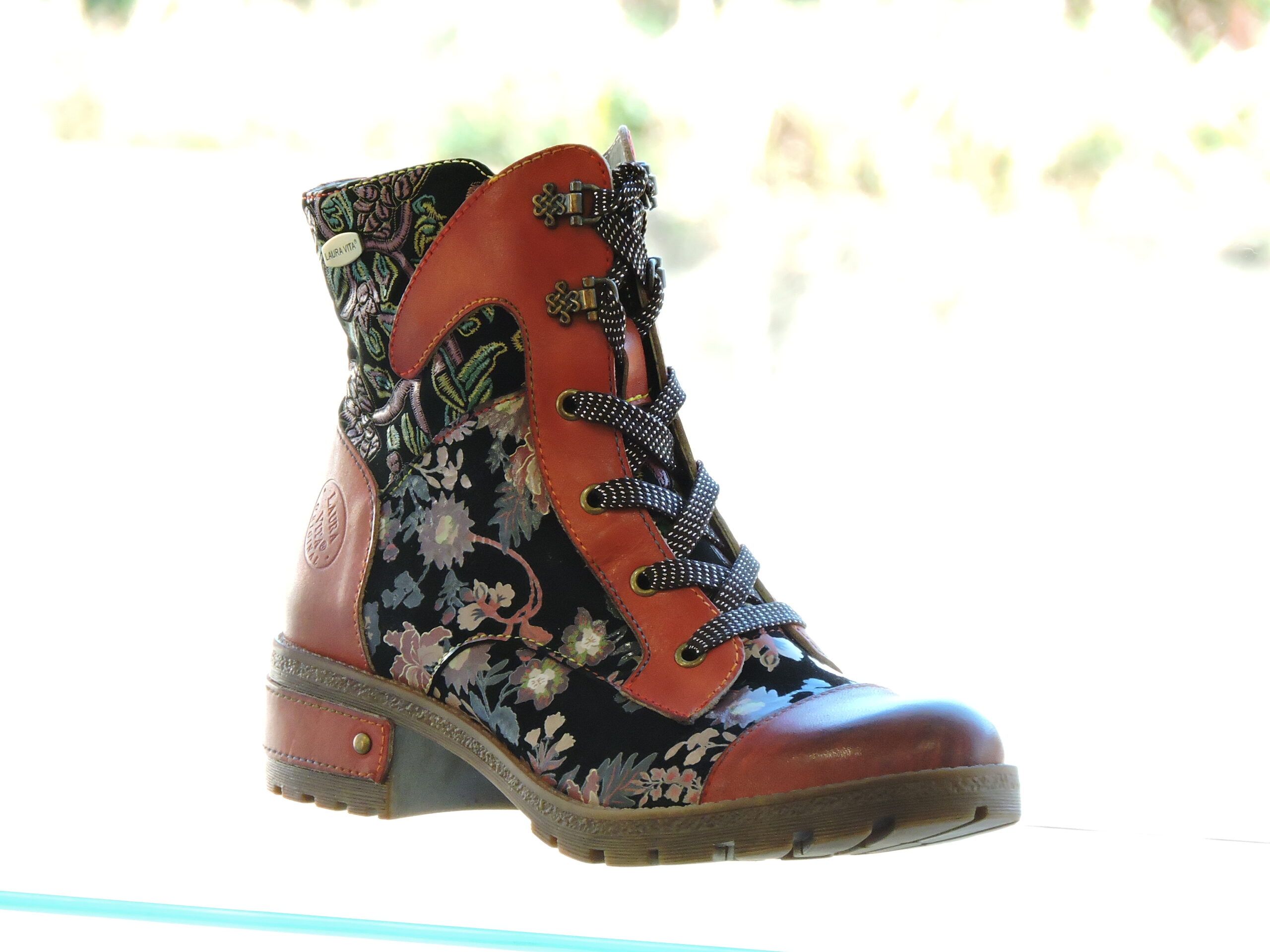 LAURA VITA (Cocrailo 86) Couleur : Noir – Orange