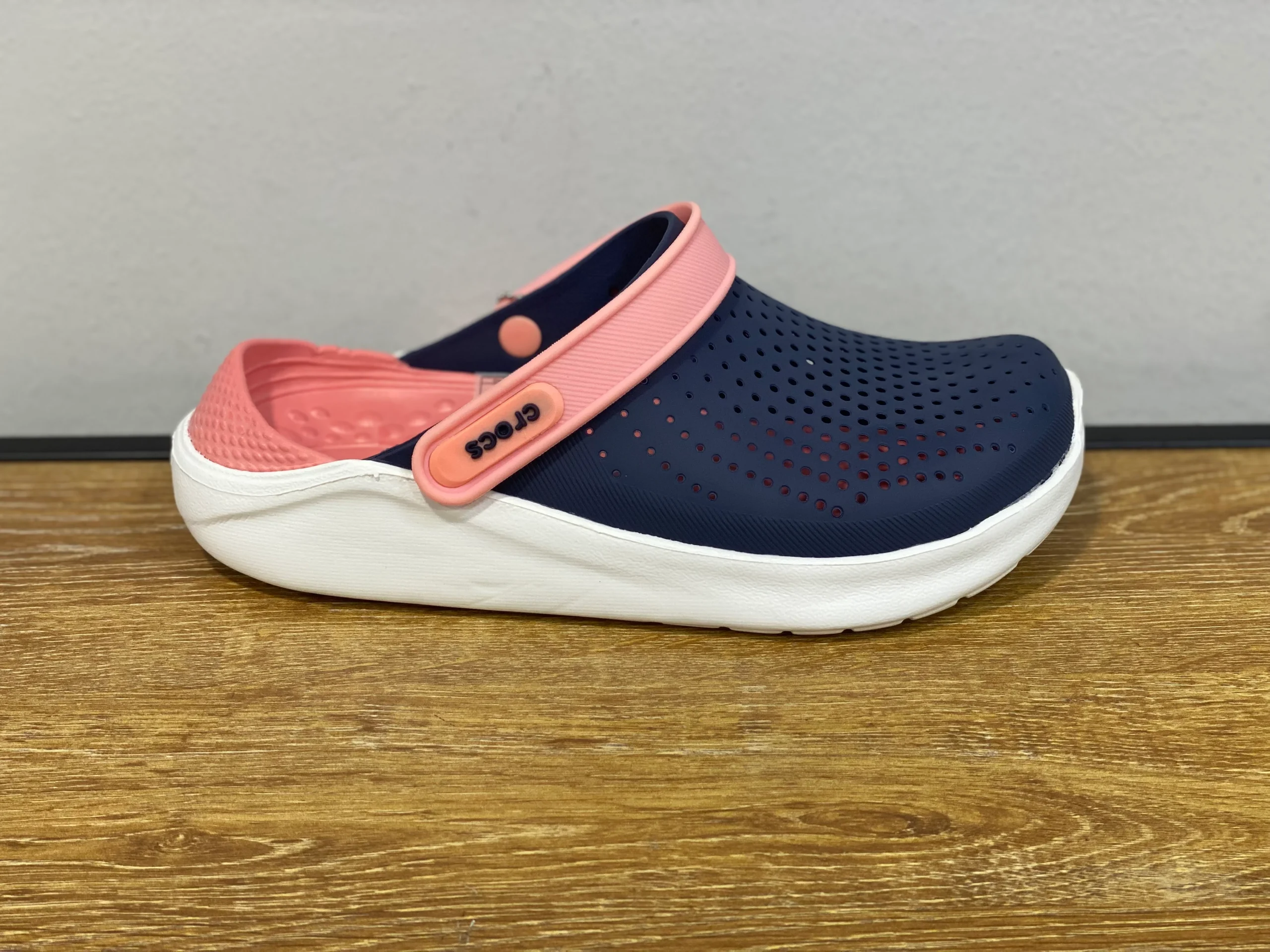 CROCS bleu et saumon et blanc