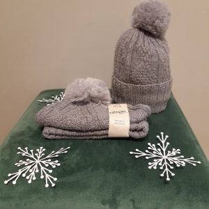COLLEGIEN BONNET BRILLANT AVEC POMPON GRIS CLAIR