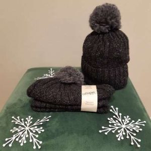 COLLEGIEN BONNET BRILLANT AVEC POMPON poivre noir