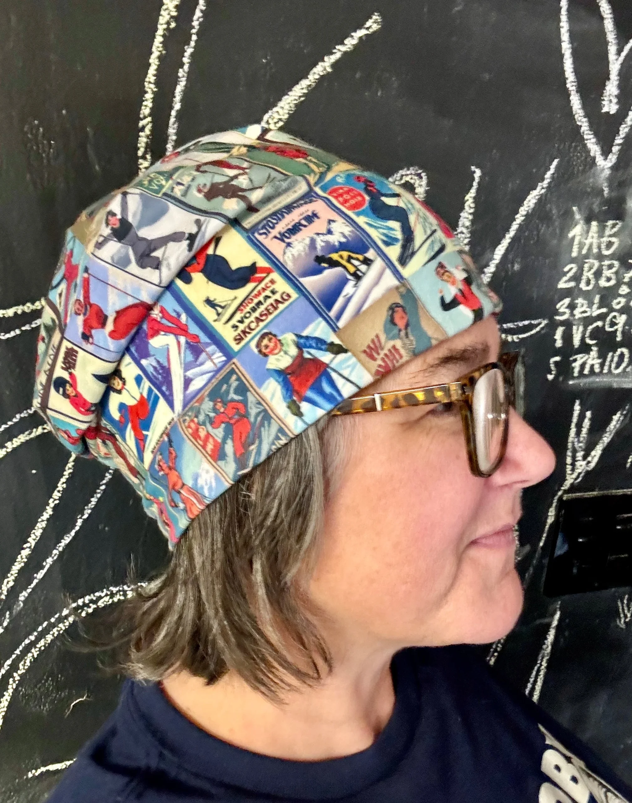 Bonnet avec art vintage unique en collage de ski pour femmes rouge – Image 2