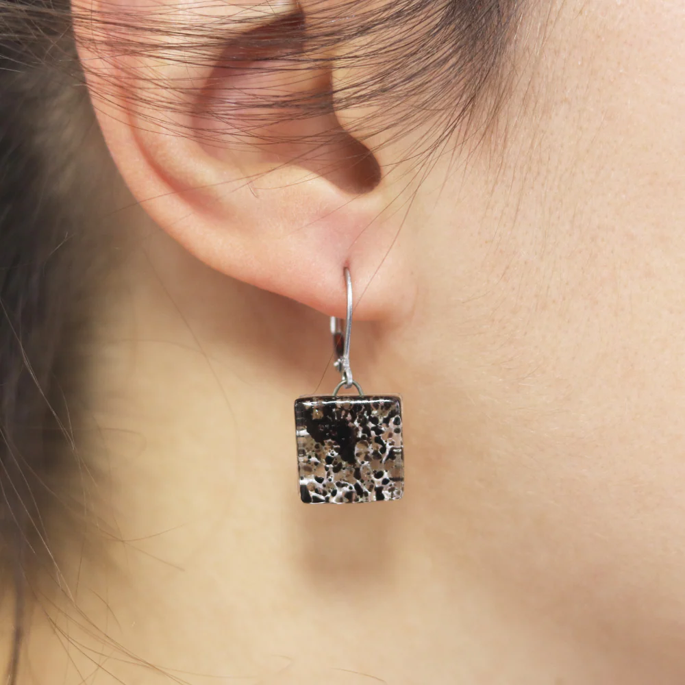 Boucle d'oreille à motif suspendu | Choisissez votre couleur – Image 2