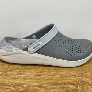 crocs gris foncés et gris clair