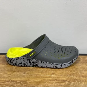 crocs gris et vert pistache et semelle moucheté
