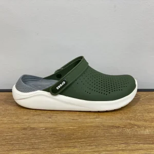 CROCS Vert militaire est gris et blanc