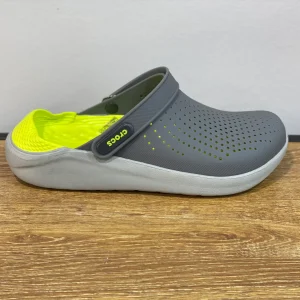 crocs gris et vert pistache